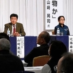 　シンポジウムで登壇した秋田県自然保護課でクマ対策に取り組む近藤麻実主査（右）と東京農業大の山崎晃司教授＝６日、秋田市