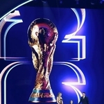 　サッカーＷ杯北中米３カ国大会の組み合わせ抽選会で返還されたトロフィー＝５日、米ワシントン（共同）