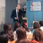 　ストックホルムの日本人補習学校で講演する京都大特別教授の北川進さん＝６日（共同）