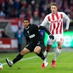 　２日、ケルン戦でプレーするザンクトパウリの藤田譲瑠チマ（左）＝６日、ケルン（ＤＰＡ提供、ＡＰ＝共同）