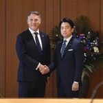 　会談を前に、オーストラリアのマールズ副首相兼国防相（左）と握手する小泉防衛相＝７日午前、防衛省