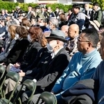 　静岡県伊東市長選が告示され、候補者の演説を聞く市民ら＝７日午前、伊東市