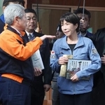 　石川県珠洲市の応急仮設住宅を視察し、泉谷満寿裕市長（左）から説明を受ける高市早苗首相＝７日午前（代表撮影）