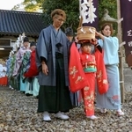 　木葉神社の「ねんねこ祭り」で、頭におひつを載せた「ご飯持ち巫女」を先頭に練り歩く行列＝７日午前、和歌山県串本町