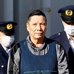 　送検のため千葉西署を出る指定暴力団住吉会会長の小川修容疑者＝７日午前９時２８分