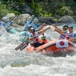 　マレーシアで行われたラフティングの世界選手権の男子オープン部門で激流を下る日本代表チーム＝３日（提供写真・共同）