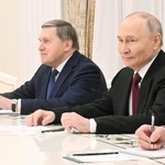 　米国のウィットコフ和平交渉担当特使らと会談するロシアのプーチン大統領（右）。左はウシャコフ大統領補佐官＝２日、モスクワ（スプートニク提供・ロイター＝共同）