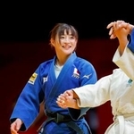 　柔道グランドスラム東京大会のエキシビションに登場したパリ五輪女子４８キロ級金メダルの角田夏実＝７日、東京体育館