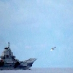 　昨年９月、太平洋上で中国海軍の空母「遼寧」から発艦した戦闘機（中央）やヘリコプター（右上）（防衛省統合幕僚監部提供）