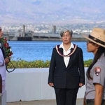 　７日、米ハワイの真珠湾で営まれた式典に出席したスザンヌ・バレスラム元米陸軍少将（中央）（共同）