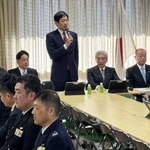 　自民党の会合であいさつする小林政調会長（中央）。左隣は小野寺五典安全保障調査会長＝８日午前、東京・永田町の党本部