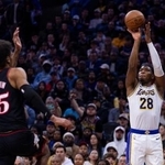 　１７得点、６リバウンドだったレーカーズの八村塁（右）＝７日（ＡＰ＝共同）