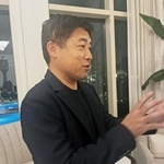 　取材に応じる、カブス・今永の代理人を務めるオクタゴン社の長谷川嘉宣アジア統括本部長＝７日、オーランド（共同）