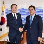 　水嶋光一駐韓国大使（左）と握手する韓国の禹元植国会議長＝８日、韓国国会（共同）
