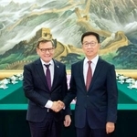 　ドイツのワーデフール外相（左）と握手する中国の韓正国家副主席＝８日、北京（新華社＝共同）