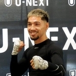 　笑顔で撮影に応じるＷＢＯフライ級王者のアンソニー・オラスクアガ＝８日、東京都新宿区の帝拳ジム