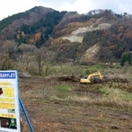 　秋田県能代市の河川敷の伐採作業＝１１月（国交省提供）