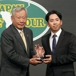 　日本ゴルフツアー機構の諸星裕会長（左）から、オールアラウンドランキング賞のトロフィーを受け取る生源寺龍憲＝８日、東京都港区