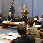 　国会内で開かれた集会で発言する「全国空襲被害者連絡協議会」の河合節子さん（奥右から２人目）＝８日午後