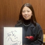 　今年の漢字に「感」を選び、撮影に応じる女子ゴルフの山下美夢有＝８日、東京都内