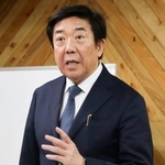 　記者会見で前橋市長選への出馬見送りを表明する元市長の山本龍氏＝８日午後、前橋市