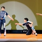 　能登半島地震チャリティーイベントに出演して宙返りを披露した体操男子の橋本大輝選手（左）と谷川航選手（中央）ら＝８日、川崎市