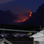 　火災が発生し、延焼する群馬県富岡市の妙義山＝９日午前０時７分