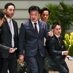 　青森県で震度６強を観測した地震を受け、首相官邸に入る木原官房長官＝８日午後１１時４８分