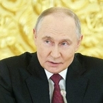 　モスクワで開かれた、経済政策を協議する会議に臨むプーチン大統領＝８日（タス＝共同）