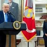 　トランプ米大統領（左）と元個人弁護士アリーナ・ハバ氏＝３月、ワシントン（ＡＰ＝共同）