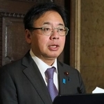 　記者会見する上野厚労相＝９日午前、国会