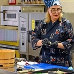 　８日、キーウにある国立貿易経済大で、すしの握り方を実演するラリサ・バルスカさん（共同）　