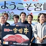 　特産品の贈呈式に出席した男子テニスの錦織圭選手（中央）ら＝９日午後、宮崎市の県総合運動公園