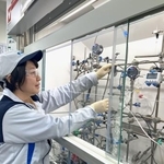 　ＭＯＦを使った実験をするダイキン工業の賀川みちる主任技師＝２月、大阪府摂津市（同社提供）