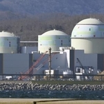 　北海道泊村の北海道電力泊原発。右が３号機＝４月