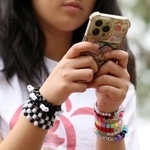 　スマートフォンを使う１４歳の少女＝１１月、シドニー（ロイター＝共同）