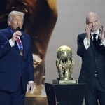 サッカーＷ杯北中米３カ国大会の組み合わせ抽選会でＦＩＦＡが新設した「平和賞」を受賞し、あいさつするトランプ米大統領。右はインファンティノ会長＝５日、米ワシントン（共同）