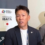 　取材に応じる野球日本代表の井端弘和監督＝９日、オーランド（共同）