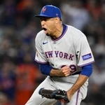 　４月のナショナルズ戦で試合を締めくくり、雄たけびを上げるメッツのエドウィン・ディアス＝ワシントン（ＡＰ＝共同）