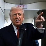 　大統領専用機「エアフォースワン」の機内で報道陣の取材に応えるトランプ大統領＝９日（ロイター＝共同）