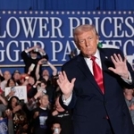 　東部ペンシルベニア州での集会に登場したトランプ大統領＝９日、マウントポコノ（ロイター＝共同）