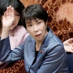 　衆院予算委で答弁のため挙手する高市首相＝１０日午前