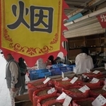 　北京市内の市場でタバコの葉を売る商店＝１１月（共同）