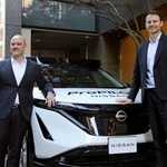 　運転支援システム「プロパイロット」の次世代版を搭載した試作車を紹介する日産のイバン・エスピノーサ社長（左）と英新興企業ウェイブ・テクノロジーズのアレックス・ケンダルＣＥＯ＝１０日午前、東京都中央区