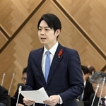 　北海道議会で北海道電力泊原発３号機の再稼働についての質問に答える鈴木直道知事＝１０日午後