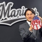 　ポーズを決めるロッテの西川＝１０日、ＺＯＺＯマリン