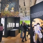 　パリ日本文化会館で開かれている高畑勲監督の作品や生涯を紹介する欧州初の展覧会を訪れた来場者＝６日（共同）