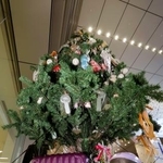 　ＪＲ博多駅に設置された、持ち主が見つからなかった忘れ物で飾り付けられたクリスマスツリー＝１０日午後