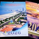 　北朝鮮の出版社が中国向けに発行した２０２６年のカレンダー。海岸リゾートの観光をＰＲしている（共同）