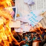 　１０日、香港の高層住宅群大規模火災の犠牲者を供養する儀式で、燃やされる追悼メッセージ（共同）